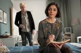 Alexander (Sebastian Bezzel) fragt Rina (Pegah Ferydoni), ob sie ihm bei der Flucht hilft.
