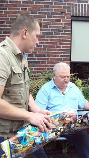 Hein (rechts) mit Trödelexperte Otto Schulte (links) beim gemeinsamen Ausmisten. Hein (rechts) mit Trödelexperte Otto Schulte (links) beim gemeinsamen Ausmisten.