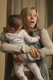 Rückblick: Das Leben von Angela Forrester sollte sich schlagartig ändern, als Deirdre (Jolie Jenkins, r.) auf sie zukommt und sie um Geld bittet ... Rückblick: Das Leben von Angela Forrester sollte sich schlagartig ändern, als Deirdre (Jolie Jenkins, r.) auf sie zukommt und sie um Geld bittet ...