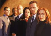 (9. Staffel) - (v.l.n.r.) Brad Follmer (Cary Elwes), Alvin Kersh (James Pickens, jr.), Walter Skinner (Mitch Pileggi), Monica Reyes (Annabeth Gish), John Doggett (Robert Patrick) und Dana Scully (Gillian Anderson) kümmern sich um die so genannten X-Akten des FBI ...
