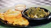 Gebratene grüne Tomaten und Rübengrün sind beliebte Beilagen aus dem Süden, die in Irondale, Alabama, im „Irondale Café“ serviert werden, einem „Fleisch und drei“-Restaurant, in dem die Gäste zwischen einem Fleisch und drei Beilagen wählen können.