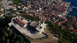 Ein Highlight von Hvar: Die gewaltige "spanische Festung" thront &uuml;ber der Inselhauptstadt.