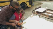 Wallace, Alyssa und ihre drei Kinder aus Athens, Georgia, haben beschlossen, ihren festen Wohnsitz aufzugeben, um künftig in einem Tiny House-Schulbus zu leben. Die abenteuerlustige Familie hatte früher in einem 325 qm-Blockhaus gewohnt, war dann in ein 46 qm-Studio gezogen und wird sich mit dem 22 qm-Bus nochmal um gut die Hälfte verkleinern. Doch Eltern und Kids möchten mobil sein. Trotzdem muss ihr rollendes Mini-Heim einiges bieten: Sie brauchen einen Bereich für Hausunterricht, einen gemütlichen Platz, an dem die Familie abends zusammensitzt, fünf Betten, eine Küche und ein Bad. Allen ist klar, dass der Bus-Umbau eine riesige Herausforderung wird. Wallace, Alyssa und ihre drei Kinder aus Athens, Georgia, haben beschlossen, ihren festen Wohnsitz aufzugeben, um künftig in einem Tiny House-Schulbus zu leben. Die abenteuerlustige Familie hatte früher in einem 325 qm-Blockhaus gewohnt, war dann in ein 46 qm-Studio gezogen und wird sich mit dem 22 qm-Bus nochmal um gut die Hälfte verkleinern. Doch Eltern und Kids möchten mobil sein. Trotzdem muss ihr rollendes Mini-Heim einiges bieten: Sie brauchen einen Bereich für Hausunterricht, einen gemütlichen Platz, an dem die Familie abends zusammensitzt, fünf Betten, eine Küche und ein Bad. Allen ist klar, dass der Bus-Umbau eine riesige Herausforderung wird.