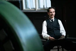 Ein bitteres Ende. Mit seinem Labor in Wadenclyffe wollte Nikola Tesla (Ivan Ivanov) der Welt die freie Energie&uuml;bertragung schenken. Doch als seine finanzielle Unterst&uuml;tzung wegbricht, ist er gescheitert.
