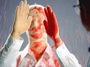 Mit Hilfe von Dummys wird die Ver&auml;tzung des Opfers nachgestellt.