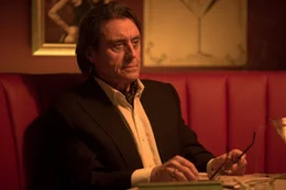 Winston (Ian McShane) kann es gar nicht leiden, wenn in seinem Haus "Gesch&auml;fte" get&auml;tigt werden. Da muss auch die taffe Killerin Perkins am eigenen Leib erfahren ...