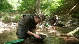 Die beiden Hobby-Goldsch&uuml;rfer befinden sich auf den Spuren der alten Goldgr&auml;ber.