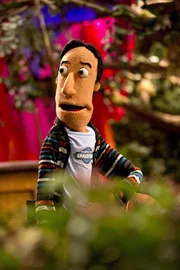Mit Hilfe einer Puppentherapie sollen Abed (Danny Pudi) und der Rest der Lerngruppe ihre Probleme und &Auml;ngste &uuml;berwinden. Ob das eine gute Idee ist ...
