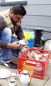 Trödelprofi Sükrü Pehlivan sucht nach noch verkaufbaren Schätzen.. Trödelprofi Sükrü Pehlivan sucht nach noch verkaufbaren Schätzen..