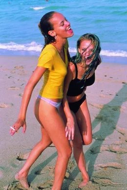 Verbringen ihr Leben v&ouml;llig ziellos: Doch eines Tages fassen Ali (Bijou Phillips, l.) und Heather (Kelli Garner, r.) einen folgenschweren Entschluss ...