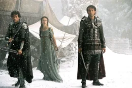 Eigentlich sollte Arthur (Clive Owen, r.) bei seinem letzten Auftrag im ungeliebten Britannien eine r&ouml;mische Adelsfamilie vom Norden Britanniens nach Rom eskortieren. Doch dann fallen barbarische Sachsen in das Land ein. Gemeinsam mit Lancelot (Ioan Gruffudd, l.) und Guinevere (Keira Knightley, M.) nimmt er den Kampf gegen die Eindringlinge auf ...