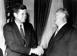 Nach dem Essen ist die Stimmung gut. Ein festliches Dinner in Bad Godesberg sorgt zwischen dem jungen US-Pr&auml;sidenten John F. Kennedy (l.) und dem schon betagten Bundeskanzler Konrad Adenauer (r.) 1963 f&uuml;r gute Laune.