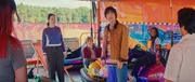 Die Erdrutschgruppe - Dev (Kalli Tant), Kai (Charlie Banks), Jay (Noah Manzoor) und Meena (Florisa Kamara, hinten - v.l.n.r.) - ist verblüfft, dass die die Libellen-Gruppe in ihrer virtuellen Welt auftaucht. Kaz (Maiya Silveston, v.l.) und Glen (Krish Misra, v.r.) haben viele Fragen zum Rummelplatz.