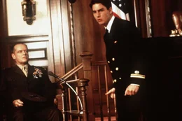 Als Lt. Kaffee (Tom Cruise, r.) entdeckt, dass die Verantwortlichen ganz oben in der Milit&auml;rhierarchie zu suchen sind, setzt er sogar seine Karriere aufs Spiel und holt den unangreifbar scheinenden Col. Nathan R. Jessep (Jack Nicholson, l.) in den Zeugenstand ...