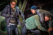 Mattes Seeler (Matthias Schloo, M.) gerät in einen Hinterhalt und bekommt von Juri (Yannic Eilers, r.) und Aaron (Jasper Smets, l.) seine Dienstwaffe geklaut.