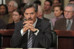 Ethan Thomas (Campbell Scott) glaubt nicht an D&auml;monen oder an die Besessenheit des Teufels. Er ist der festen &Uuml;berzeugung, dass Pater Richard Moore durch seine abergl&auml;ubischen Rituale die Schuld an Emily Roses Tod tr&auml;gt.