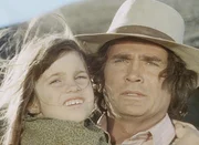 Charles (Michael Landon, r.) muss seine kleine Tochter Carrie (Lindsay Sidney Greenbush, l.) bald wieder verlassen und sich Arbeit bei der Eisenbahn suchen.