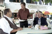 Können der Pfarrer (Gerd Fritz, re.) und der Wirt (Horst Kummeth, mi.) dem bayrischen Ermittler (Joseph Hannesschläger) den entscheidenden Tipp geben?