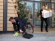 Ausgerechnet Udo von Wackerstein (Dirk Schoedon, links) wird der Standesbeamte sein, der Otto Stein und Charlotte Gauss trauen wird. Dr. Martin Stein (Bernhard Bettermann) will gerade mit ihm losfahren, als von Wackerstein unglücklich stürzt. Ausgerechnet Udo von Wackerstein (Dirk Schoedon, links) wird der Standesbeamte sein, der Otto Stein und Charlotte Gauss trauen wird. Dr. Martin Stein (Bernhard Bettermann) will gerade mit ihm losfahren, als von Wackerstein unglücklich stürzt.