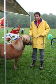 Willi mit einem Mini Shetland Pony im Merfelder Bruch bei Dülmen.