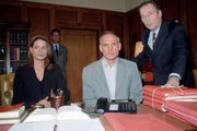 Oberstaatsanwalt Lotze (Henry van Lyck, re.) hält Max Sternberg (Hans Peter Hallwachs) für den Schuldigen am Tod des Kindes von Carola Jensen. (li.: Susann Uplegger als Sternbergs Rechtsanwältin Schelling)