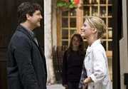 Die Künstlerin Céline (Valerie Niehaus) bietet Kommissar LaBréa (Francis Fulton-Smith) an, sich um seine Tochter Jenny (Leonie Brill, Mitte) zu kümmern. Die Künstlerin Céline (Valerie Niehaus) bietet Kommissar LaBréa (Francis Fulton-Smith) an, sich um seine Tochter Jenny (Leonie Brill, Mitte) zu kümmern.
