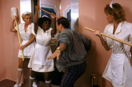 L-R: Callahan (Leslie Easterbrook) und Hooks (Marion Ramsey)