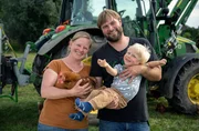 Die Familie Bönniger bewirtschaftet den Steveshof; Stephie Bönniger (l) mit Ehemann Finn und ihrem Kind.