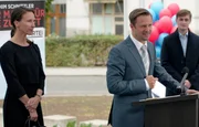 Joachim (Philipp Hochmair, r.) und Waltraud (Maria Köstlinger, l.) beschließen zu heiraten. Eine rein politische und finanzielle Beziehung, deshalb begleitet sie ihn zu Wahlveranstaltungen. Im Bild v.l.n.r. Waltraud Steinberg (Maria Köstlinger), Joachim Schnitzler (Philipp Hochmair), Bernd Lang (Lukas Watzl).