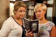 Klara (Wolke Hegenbarth, rechts) liest Fontane, Frau Dr. Müller-Dietz (Alexa Maria Surholt) wundert sich.
