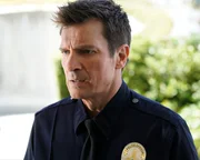 Als endlich die Pr&uuml;fungsergebnisse der Rookies bekannt gegeben werden, erstarrt Officer Nolan (Nathan Fillion) f&uuml;r einen Moment. Konnte er sich durch eine erfolgreiche Pr&uuml;fung als Polizist beweisen?