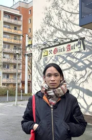 MDR FERNSEHEN NAH DRAN: DEUTSCH GENUG? FREMD UND DAHEIM IM OSTEN. Duc Pham, Sohn vietnamesischer Vertragsarbeiter, der in Sachsen aufwuchs und heute international als Performancekünstler arbeitet, und die Raslans, eine syrische Familie, die in Erfurt den ersten arabischen Buchladen Thüringens eröffnet.