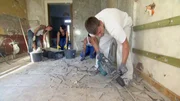 Alle packen mit an, um das neue Eigenheim zu verschönern... (Foto, re.: Toni, li: Bianka)