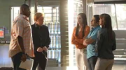 Horatio (David Caruso, 2.v.li.) spricht mit Walter (Omar Miller, li.), Sam (Taylor Cole, 3.v.re.), Ryan (Jonathan Togo) und Natalia (Eva La Rue) &uuml;ber den Anwalt Vogel, der die Arbeit der Ermittler in &auml;u&szlig;erst schlechtem Licht dastehen l&auml;sst.
