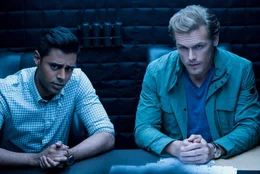Duffer (Hasan Minhaj, l.) und Sebastian (Sam Heughan, r.) kl&auml;ren Audrey &uuml;ber Drews geheime Mission auf.