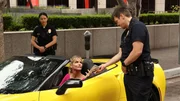 Nolan (Nathan Fillion, r.) und Chen (Melissa O'Neil, l.) treffen bei einer Verkehrskontrolle zuf&auml;llig auf Claire Ivy (Tricia Helfer, M.) - eine ber&uuml;chtigte Meisterdiebin. Nolan ist sich sicher, dass ihr n&auml;chster Coup nicht lange auf sich warten l&auml;sst.