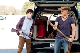 Der sch&uuml;chterne Columbus (Jesse Eisenberg, l.) und der knallharte Tallahassee (Woody Harrelson, r.) haben sich zusammengeschlossen, um gemeinsam gegen die Zombies mit allen Mitteln anzuk&auml;mpfen.