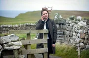 ARD Degeto MORD AUF SHETLAND - FALSCHES SPIEL, "Shetland - Series 4 (Episodes 5 - 6)", am Freitag (10.10.25) um 23:50 Uhr im ERSTEN. Tosh (Alison O'Donnell) jagt einen brutalen Kriminellen.  - Motiv Folge 5 -