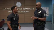 Officer Aaron Thorsen (Tru Valentino, l.) teilt Officer Grey (Richard T. Jones, r.) mit, dass er Detective werden m&ouml;chte.