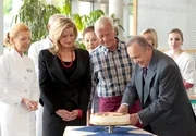 Die Sachsenklinik ist für ihren Pflegestandard unter mehreren Kliniken hervorgehoben worden und das wird gefeiert. Als Prof. Simoni (Dieter Bellmann, rechts) den Kuchen anschneidet, fängt jedoch seine Hand so sehr an zu zittern, dass er Hilfe benötigt. Oberschwester Ingrid (Jutta Kammann, links), Sarah Marquardt (Alexa Maria Surholt, 2. von links) und Otto Stein (Rolf Becker) versuchen, die Situation zu überspielen.