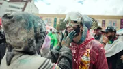 Ein Fest der Gleichheit: Inmitten des Karnevals von Pasto wird Lisa Teil einer Tradition, die Hautfarben symbolisch verschwinden lässt – mit schwarzer Farbe und weißem Schaum.