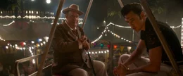Die Welt zu F&uuml;&szlig;en und schicksalhaft verbunden: Musiklegende Elvis (Austin Butler, r.) und sein Manager Colonel Tom Parker (Tom Hanks).