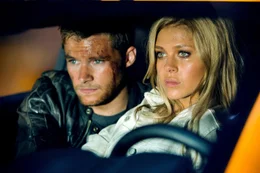 Vor kurzem war Tessa Yaegers (Nicola Peltz, r.) einzige Sorge, dass ihr Vater ihre Beziehung mit Shane (Jack Reynor, l.) toleriert. Nun liegt das Schicksal einer ganzen Alien-Rasse in ihren H&auml;nden. Denn die CIA will alle Transformers ausl&ouml;schen, darunter auch die friedlichen Autobots ...