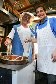 Willi kocht Bonbons mit Bonbonkocher Hans-Joachim Kurkowski.