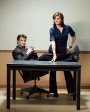 (2. Staffel) - Der Schriftsteller Richard Castle (Nathan Fillion, l.) darf so lange an der Seite der Polizeidetektivin Kate Beckett (Stana Katic, r.), wie er das für richtig hält ... (2. Staffel) - Der Schriftsteller Richard Castle (Nathan Fillion, l.) darf so lange an der Seite der Polizeidetektivin Kate Beckett (Stana Katic, r.), wie er das für richtig hält ...