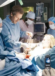 Dr. House im OP: Hugh Laurie als Dr. Gregory House (2. v.l.), Mika Boorem als Patientin Hannah Morgenthal