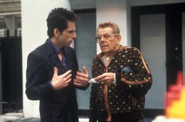 Als Zoolander (Ben Stiller, l.) der Titel des "Male Model of the Year" weggeschnappt wird, planen sein Manager (Jerry Stiller, r.) und der Modemacher Mugatu, ihn in einem infamen Plan zu verwenden. Sie waschen sein ohnehin nicht oft in Verwendung stehendes Gehirn und setzen ihn auf den verhassten Pr&auml;sidenten von Malaysia an ...