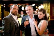 "Vorstadtweiber", "(5)." Nicoletta feiert zum wiederholten Male ihren 30. Geburtstag. Hadrian eröffnet der fassungslosen Caroline von ihrem Verhältnis mit Bertram gewusst zu haben. Bei einem Besuch bei ihrer Familie am Bauernhof, trifft sie auf Georg, der ihre Mutter gerade überreden will, ihm ihr Land zu verkaufen. Ihr Misstrauen ist geweckt. Maria nimmt sich ein Herz und beschließt etwas für sich und ihre Libido zu tun. Waltraud und Nicoletta wollen aus unterschiedlichen Motiven die Falle für Josef zuschnappen lassen. Nicoletta empfängt ihn in Reizwäsche in ihrer Wohnung und Waltraud positioniert sich am gegenüberliegenden Dach. Doch es kommt anders als sich die beiden Damen das vorgestellt haben.Im Bild (v.li.): Juergen Maurer (Georg Schneider), Bernhard Schir (Hadrian Melzer), Martina Ebm (Caroline Melzer).