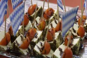 Empfangshäppchen: Tomaten-Mozzarella-Spießchen. Empfangshäppchen: Tomaten-Mozzarella-Spießchen.