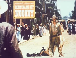 Nobody (Terence Hill) zieht nicht nur den Revolver rasend schnell